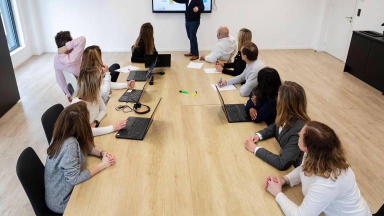 Groupe de collaborateurs en réunion