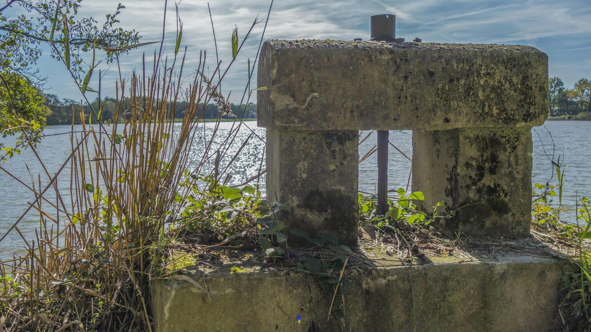 Des pierres posées près d'un lac dans l'Ain