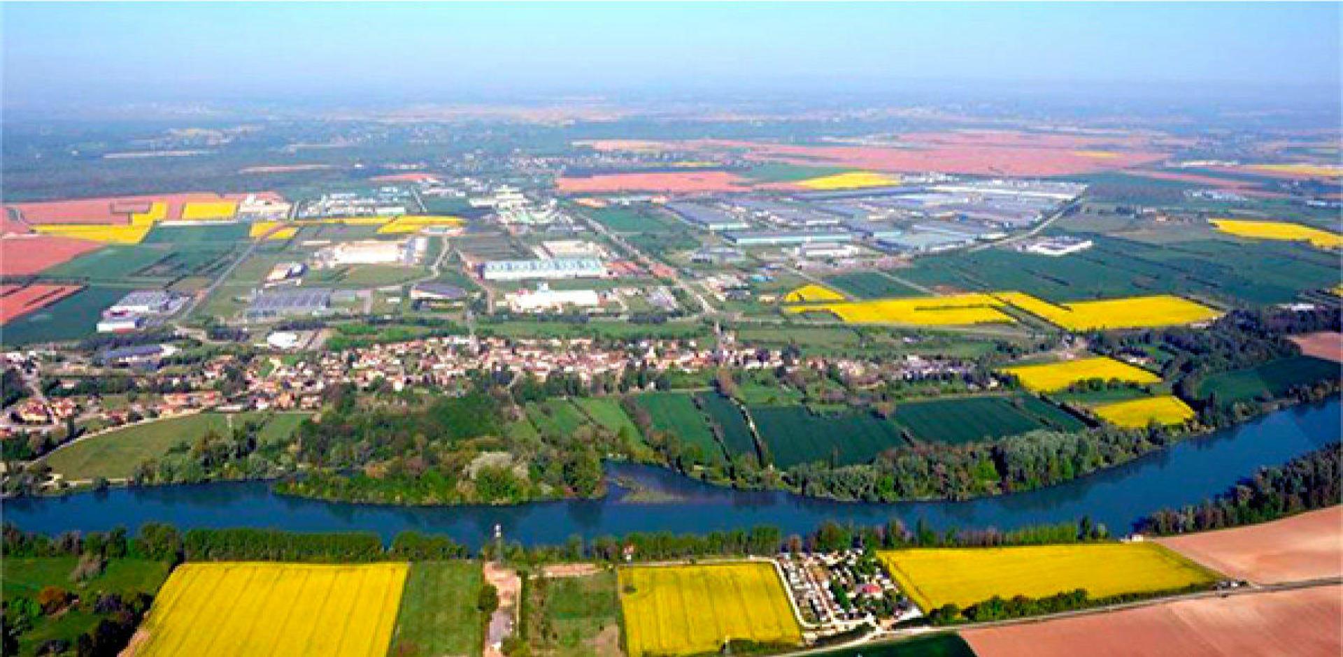 Vue aérienne d'un paysage avec des champs et une ville