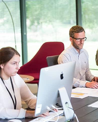 Hommes et femmes dans un bureau